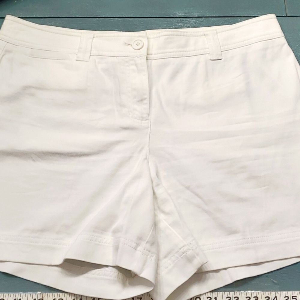 JONES OF New York white shorts. Stretch. 12P..back flap pockets. Zipper closure.